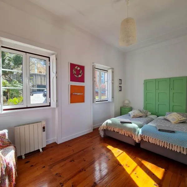 Maria Saudade - Bright & Spacious Apartment with Views in the Heart of Sintra, hotel u gradu Sintra