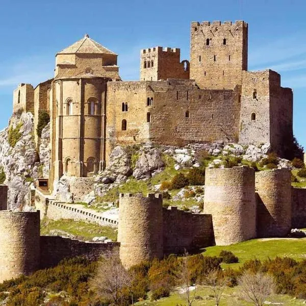 Apartamentos Turísticos Mallos de Huesca, hotel v destinaci Ayerbe