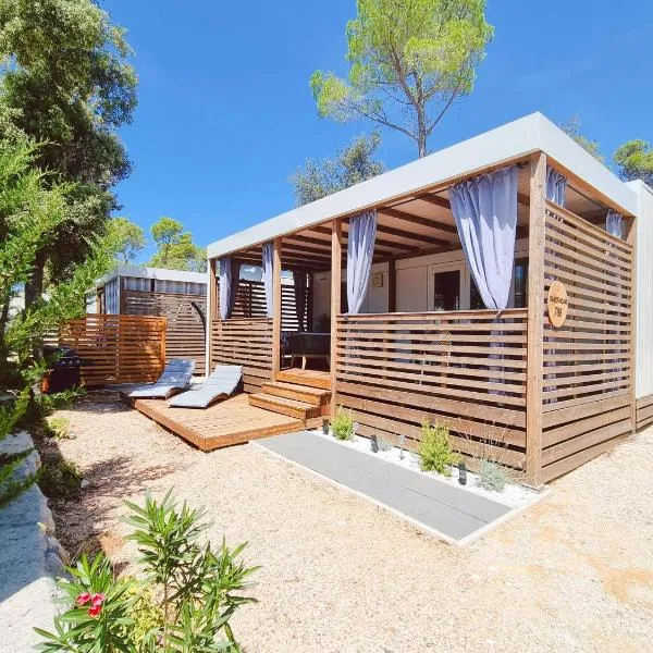 Bungalow Home Sweet Home - Logement complet, Hotel in Biograd na Moru