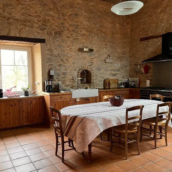 Domaine de Fangal, Pgeonnier 2p, maison 8p - piscine 25m - gîtes climatisés, hotel in Septfonds