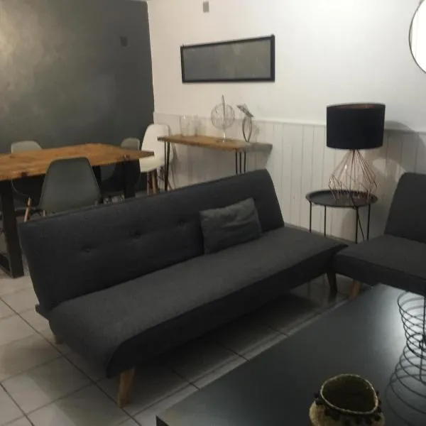 Logement sur pte cour, rez de chaussée, WIFI, CLIM, hotel em Vedène