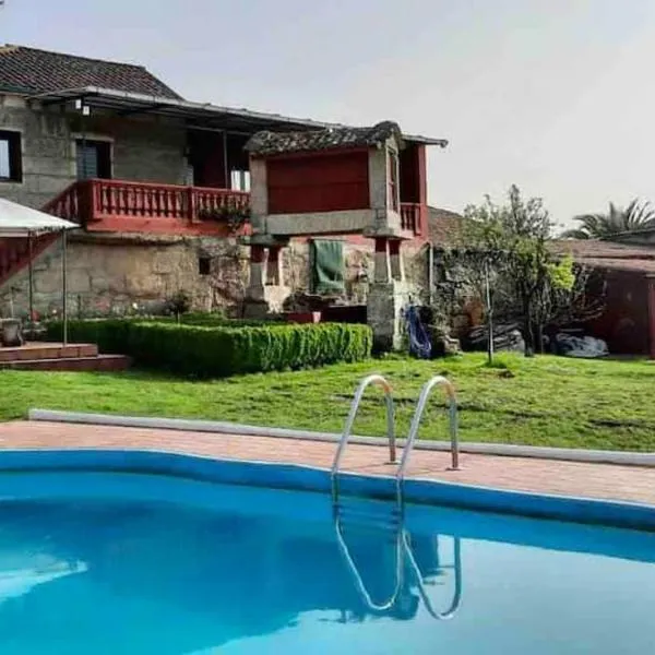 ALOJAMIENTO ENTERO CON PISCINA Y JARDIN., hotel in Amoeiro