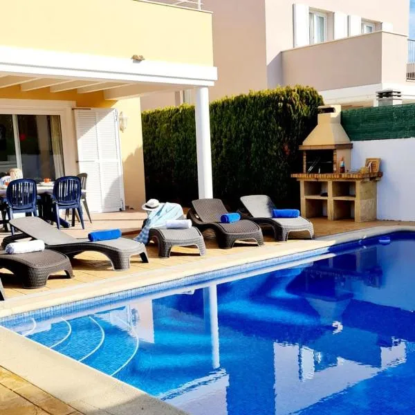 Villa Lorena, hotel v destinácii Sa Caleta