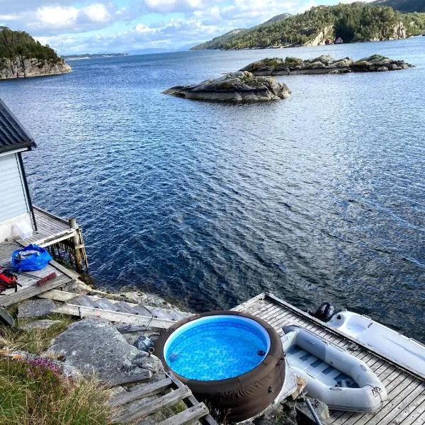 Bergen/Sotra: Sea cabin. Spa. Fishing. Boat, hotel in Haganes