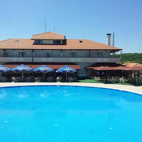 Bazeni Baikal, hotel di Vinča