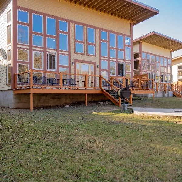 Seven Bluff Cabins, hotel in Concan