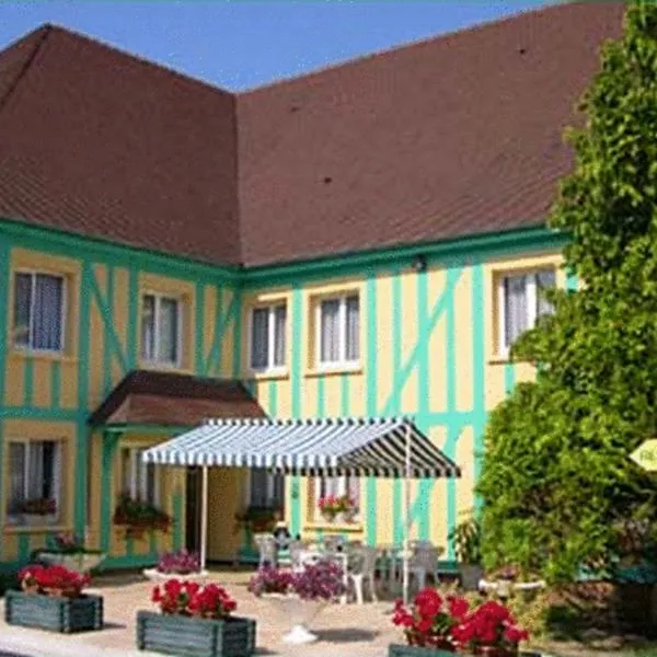 Logis Hôtel Le Pan De Bois, hotel en Clérey
