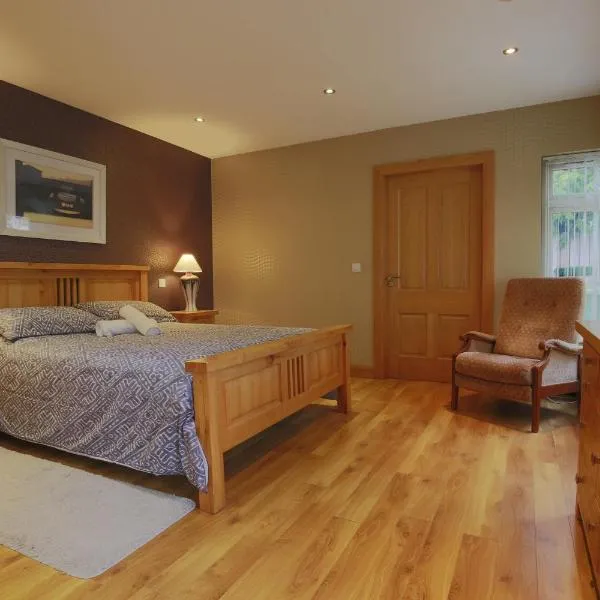 Spacious 4 Bedroom Home - 5 min walk to town, hotel in Enniskillen