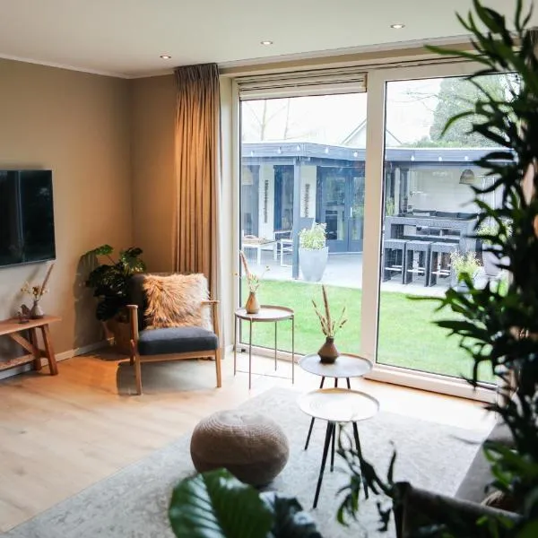 Stijlvol ingerichte bungalow aan de Westerschelde, hotel in Baarland