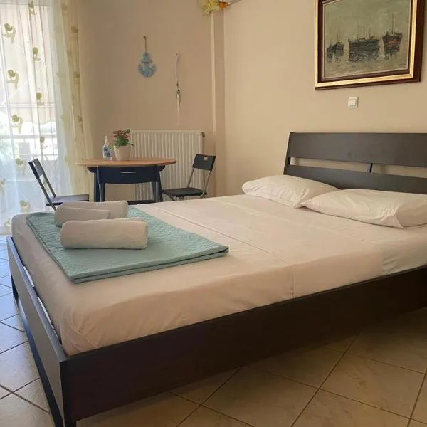 Seaview 2nd flr. apt. next to the beach, wifi,a/c,p/c media., hotel in Lagonissi