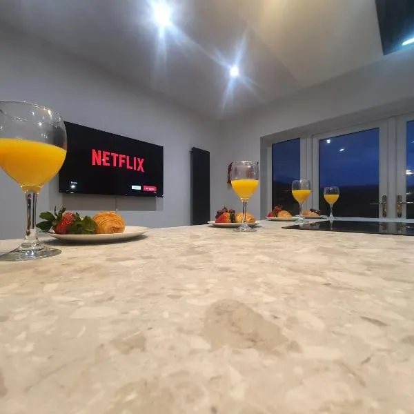 4 BR Luxury House. Bike Park Wales. Secure Bike Store. Brecon Beacons, hotel en Dowlais