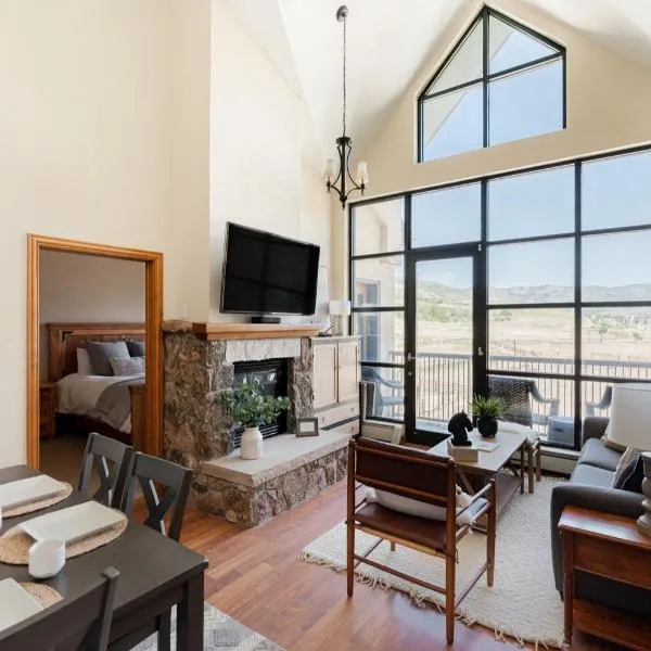 Mountain Views Galore - Avon Condo - Walk to Town, hotel v destinaci Avon