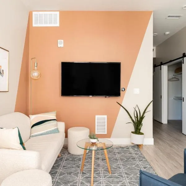 Colorful Western Vibe - Pet-Friendly - Zuni Lofts, hotel v destinaci Denver