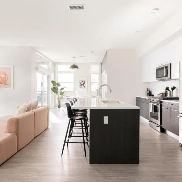 Skyline Loft - Sweeping Views - Central LoHi, hotel v destinaci Denver