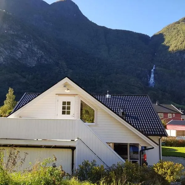 Bright and cozy apartment 1.5km from city centre: Aurland şehrinde bir otel