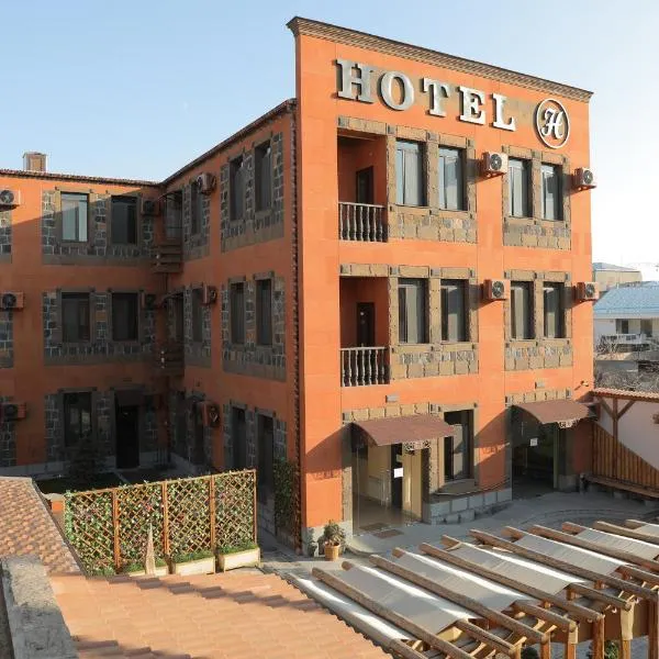 H Resort Hotel Vagharshapat Armenia, hotel en Pshatavan