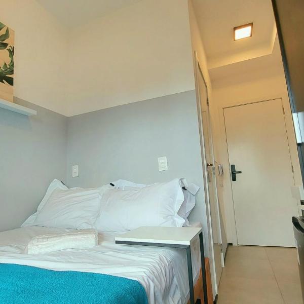 Micro Studio Minimalista em Prédio com Piscina
