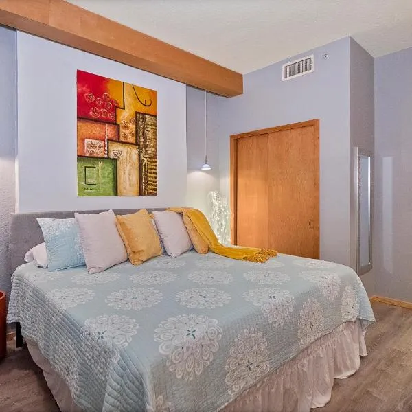 Couples Getaway - Sweet Retreat - European Village Best Location, hotel di Palm Coast