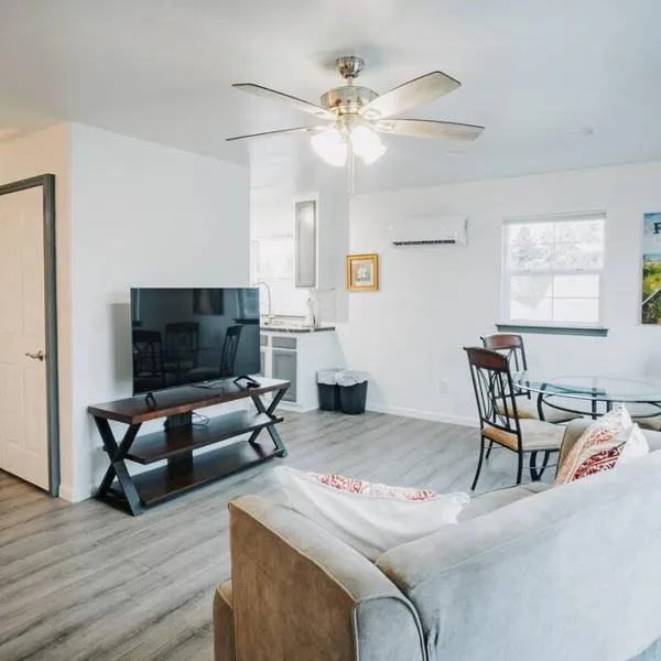 Gorgeous Upstairs Studio with Patio and Laundry, hotel in Chico