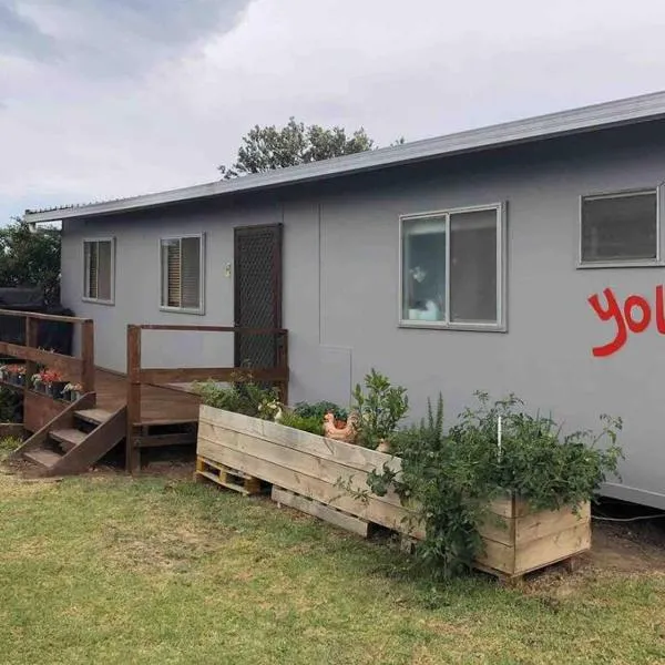YOLO- Beach-house views, near penguins, nbn!, hotel em Ventnor