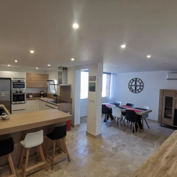 Grand T3 85 m2 situé à 15 min à pied des plages – hotel w mieście Le Pradet