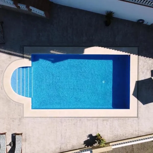 Villa El Palomar Azul with pool and sea view, hotel in Benajarafe