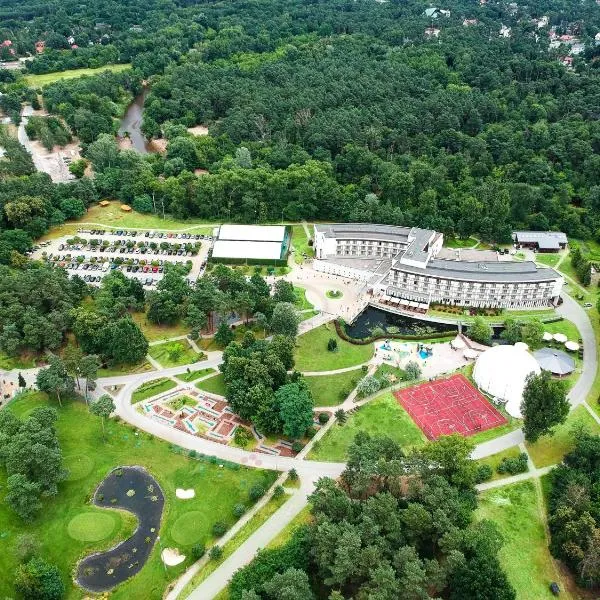 Józefów में, होटल Holiday Inn Resort Warsaw Józefów by IHG