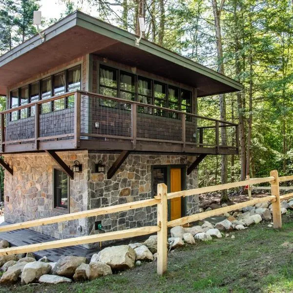 Trekker, Treehouses cabins and lodge rooms, hotel v destinaci Lake George
