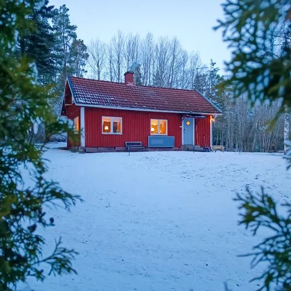 Lidsbergs torp i Ölme från år 1910 Ett eget mysigt torp med kakelugn, lågt i tak, sovrum med dubbelsäng och 2 enkelsängar på loft med snedtak bäddsoffa i v-rum trädgård med gasgrill, hotel v destinaci Kristinehamn