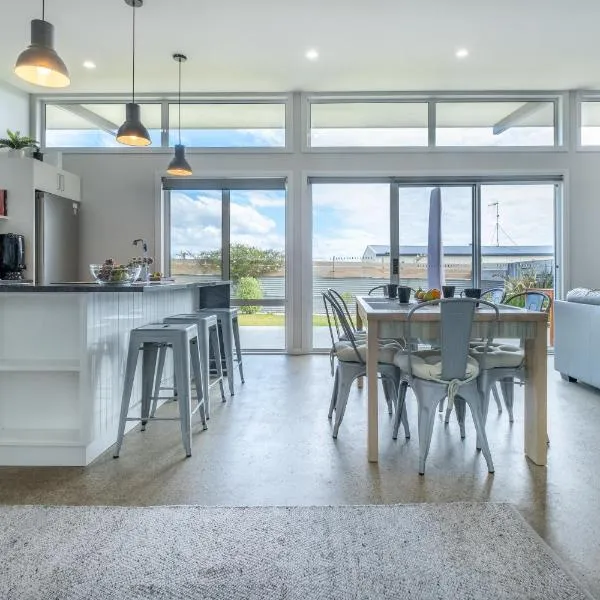 Amaroo 1 - Freycinet Holiday Houses, hotel in Coles Bay