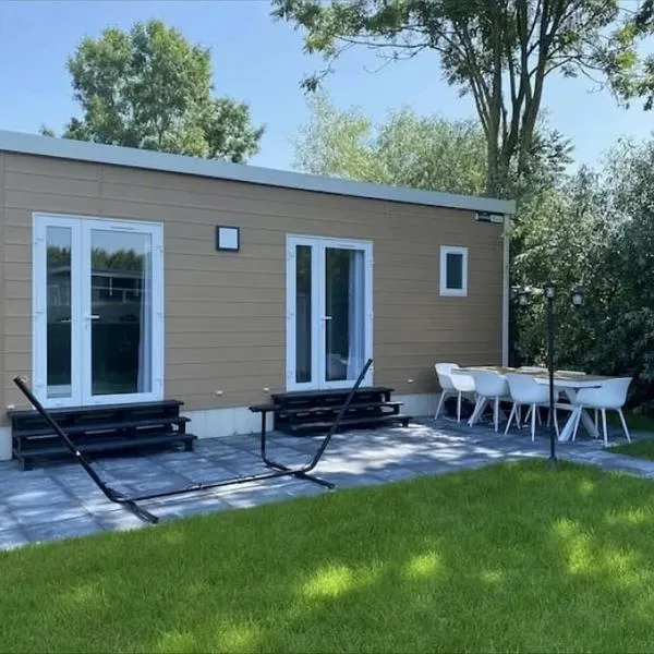 Prachtig nieuw chalet met tuin op De Friese Wadden, hotel u gradu 'Tzummarum'