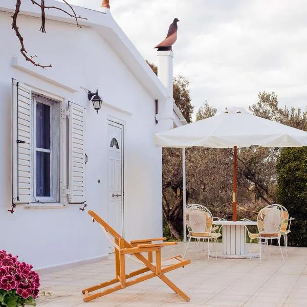 Entire house with garden, 70m from the beach.: Galatas şehrinde bir otel
