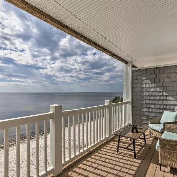 Sunny Carabelle Outdoor Haven with Beach and Pier, hotel in Big Blackjack Landing
