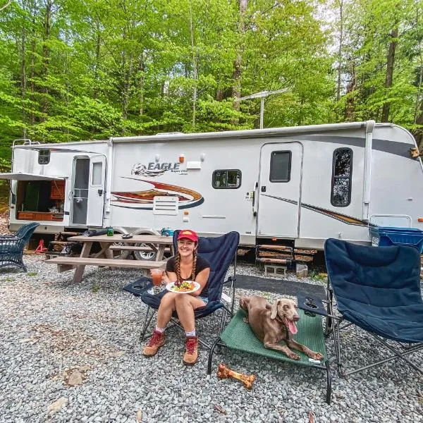 Rv adventure Roscoe Pet friendly, hotel in Callicoon