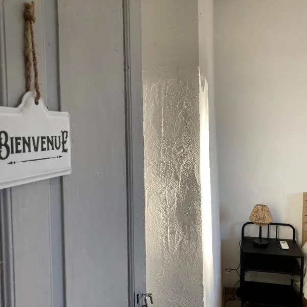 chambre privée dans maison drômoise - viarhona - autoroute - jacuzzi à réserver en supplément – hotel w mieście Châteauneuf-du-Rhône