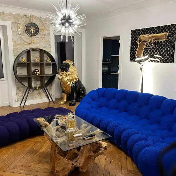 Superbe appartement luxueux, influence Haussmannienne et très spacieux, hotel en Morbier