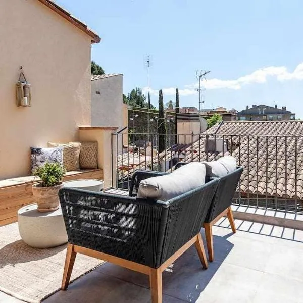 Velo Vern 3- Luxury penthouse w views of city wall, hotel in Girona