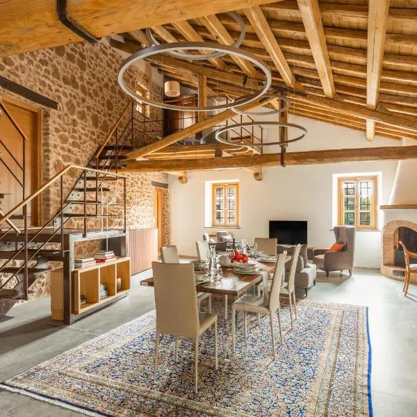 Antico Borgo Molino 7cento vicino ai Giardini di Ninfa, hotel v destinaci Cori
