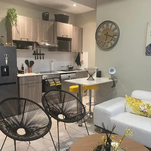 Lovely Rosebank 1-bedroom condo with pool & cinema, hotel v destinaci Johannesburg