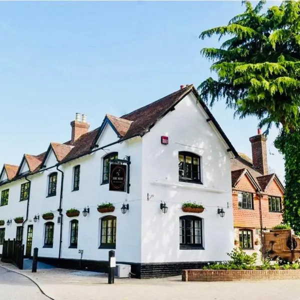 The Nest Hotel & Restaurant, hotel in Clanfield