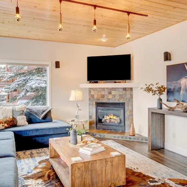 Luxury Slopeside Condo 97A Next to Ski Resort I Hot Tub I Great Views I Best Price I FREE Adventures Daily, hotel v destinaci Winter Park