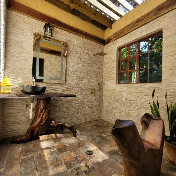 Ecoscape Jamaica - Lavish 1-br cottage by the river, khách sạn ở Saint Annʼs Bay