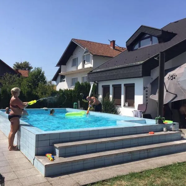 Luxeriöse Villa mit Bergblick, hótel í Donji Ljenobud