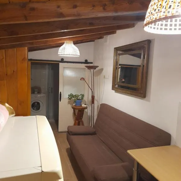 Habitación rústica independiente con todas las comodidades y sofacama，Nava del Rey的飯店