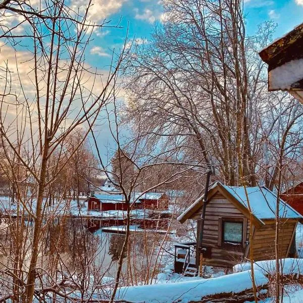 Romantic Cabin right on the lake with fire place, hotel v destinaci Stjärnsund
