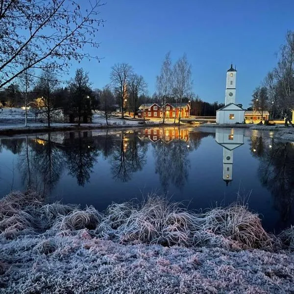 Romantic Cabin right on the lake with fire place, hotel v destinaci Stjärnsund