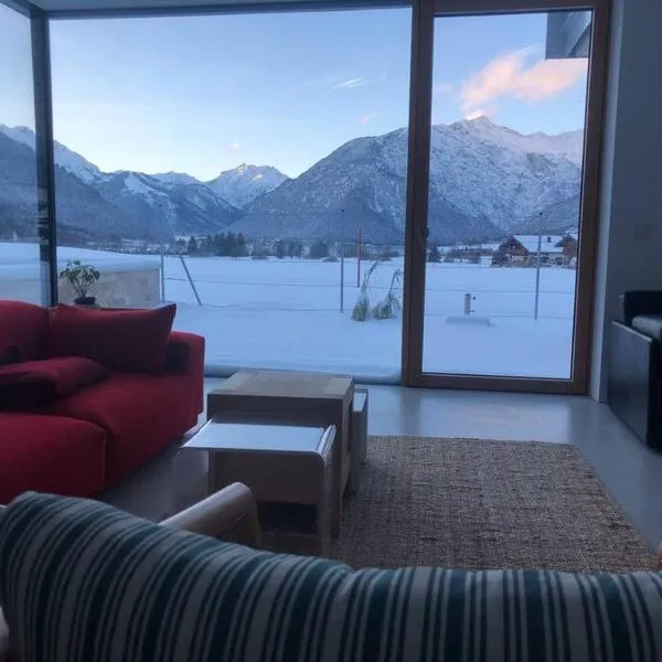 Achensee Designer Lake View Chalet, Modern Split-Level Apartment for 8, hôtel à Maurach