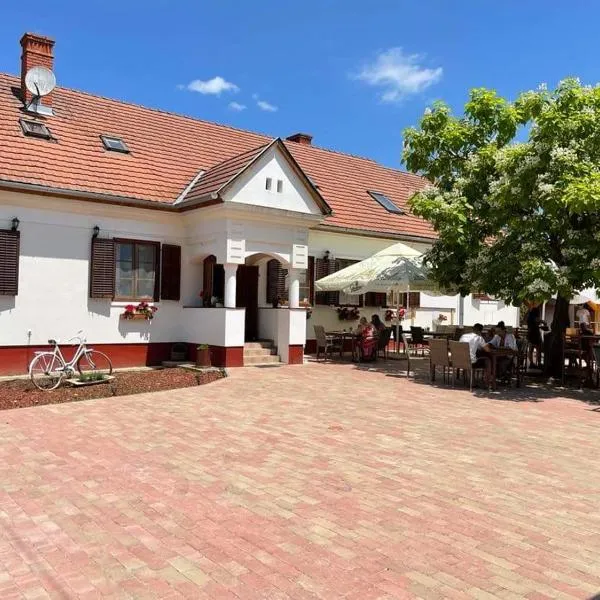 NOBLE'S Panzió és Étterem, hotel v destinaci Nemesnép