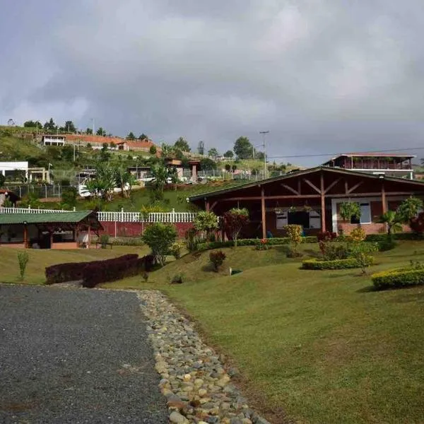 Agradable casa de campo/ finca en el Carmen Valle, מלון בTocotá