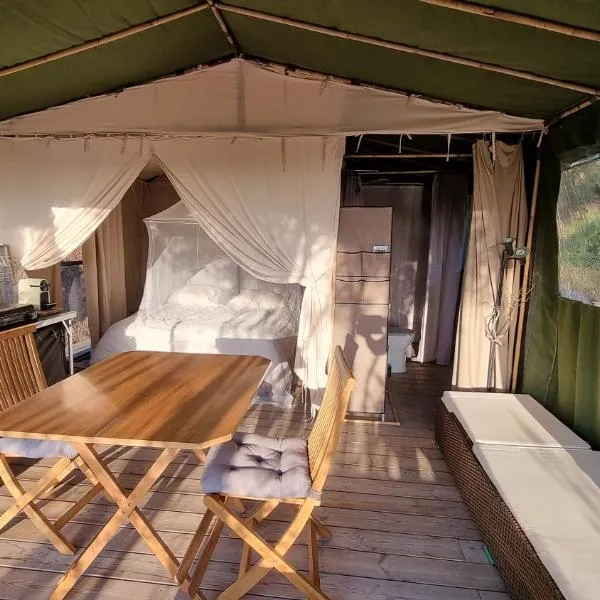 LODGES SAFARI LES LAURIERS SUR îLE DU LEVANT, hotel u gradu Île du Levant